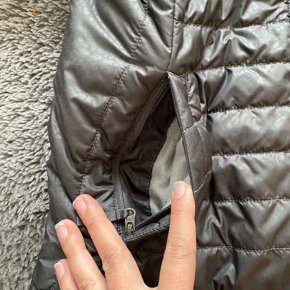 THE NORTH FACE Women’s Leopard Printed Mossbud Reversible Jacket - Picture 7 of 16